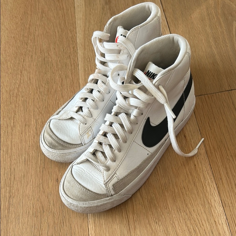 Nike White and Black High-Tops